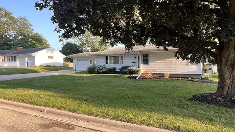 211 Maple Ave, Morrison, IL 61270 photo 2