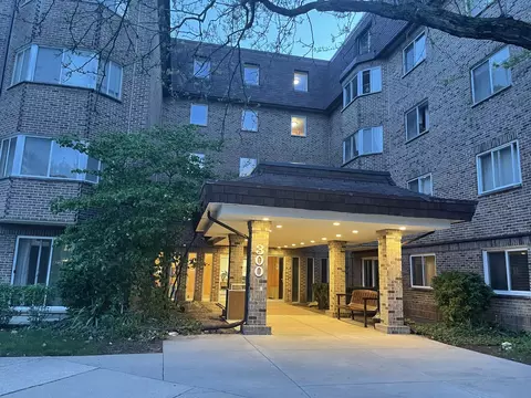 300 S Roselle Rd #105, Schaumburg, IL 60193