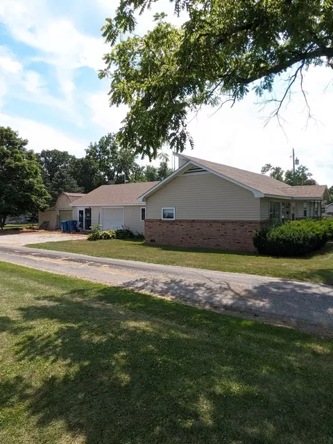 208 E Grant St, Arrowsmith, IL 61722 photo 6