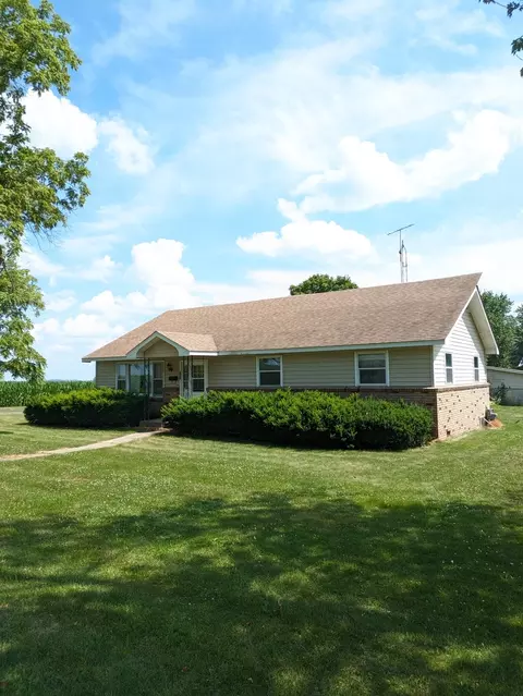 208 E Grant St, Arrowsmith, IL 61722 photo 2