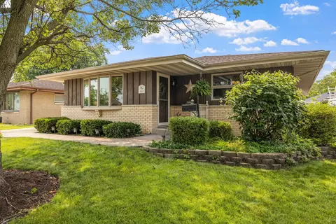 1615 N Center St, Crest Hill, IL 60403