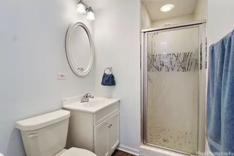 Bath - 6061 Delaney Dr #1, Hoffman Estates, IL 60192 photo 5 of 5