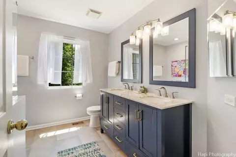 Bath - 6061 Delaney Dr #1, Hoffman Estates, IL 60192 photo 2 of 5