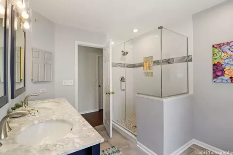 Bath - 6061 Delaney Dr #1, Hoffman Estates, IL 60192 photo 3 of 5