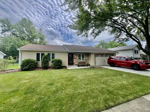 2 S425 Sanchez Dr, Warrenville, IL 60555