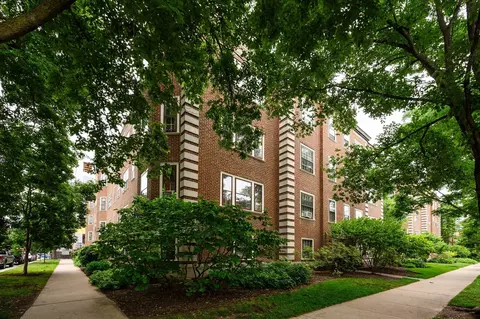 200 S Maple Ave #7, Oak Park, IL 60302