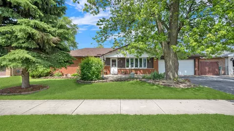 8416 New England Ave, Burbank, IL 60459