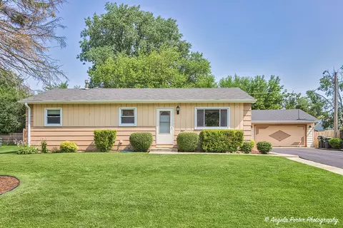 207 Forest Ct, Antioch, IL 60002