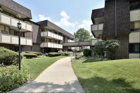435 Cavalier Ct #206B, West Dundee, IL 60118