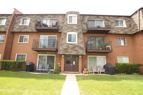 9372 Bay Colony Dr #2S, Des Plaines, IL 60016