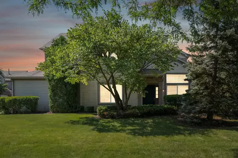 1048 Woodview Ct, Aurora, IL 60502