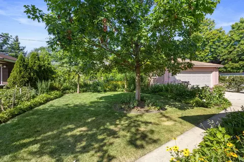 Exterior - 310 Bartram Rd, Riverside, IL 60546 photo 4 of 8