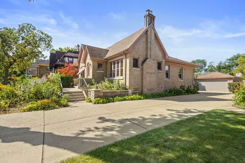 Exterior - 310 Bartram Rd, Riverside, IL 60546 photo 5 of 8