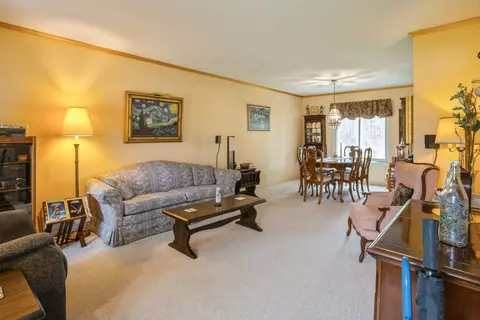 Living - 479 Dee Ln, Roselle, IL 60172 photo 2 of 3