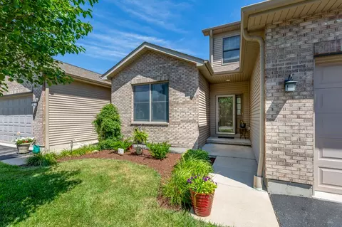 1352 Ridge Dr, Sycamore, IL 60178