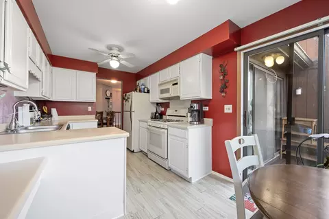 Kitchen - 38 Creekside Cir #D, Elgin, IL 60123 photo 4 of 4