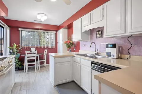 Kitchen - 38 Creekside Cir #D, Elgin, IL 60123 photo 2 of 4