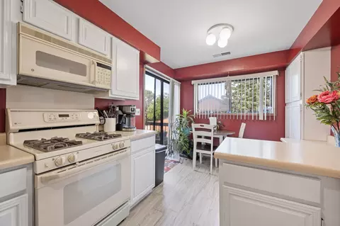 Kitchen - 38 Creekside Cir #D, Elgin, IL 60123 photo 3 of 4