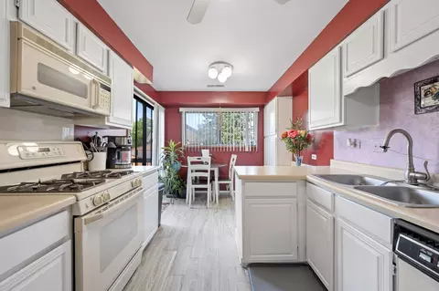 Kitchen - 38 Creekside Cir #D, Elgin, IL 60123 photo 1 of 4