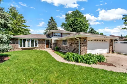 10431 S Tod Dr, Palos Hills, IL 60465