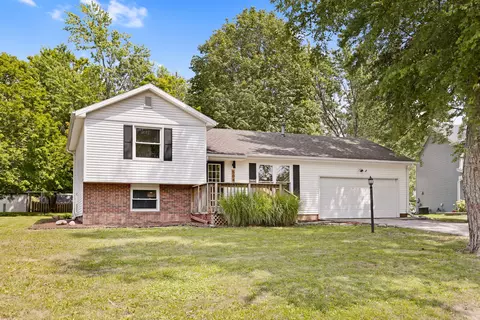 504 Western Hills Dr, Mahomet, IL 61853