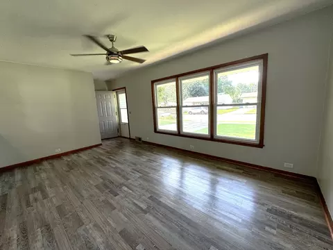 Living - 608 Wallace Ave, Morris, IL 60450 photo 1 of 4