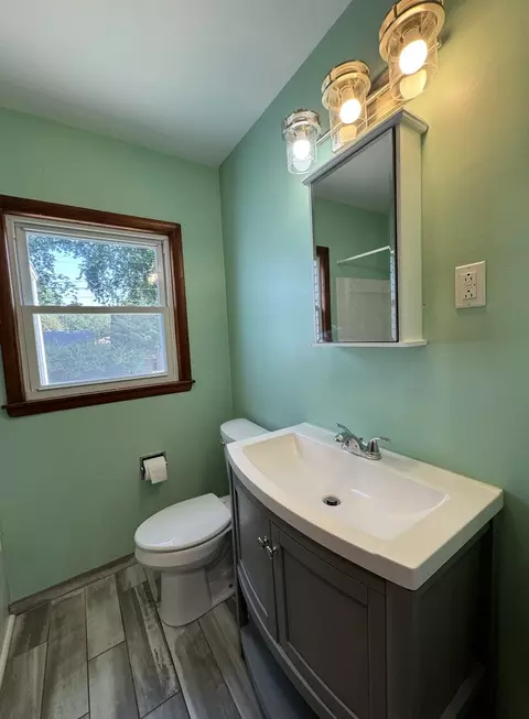 Bath - 608 Wallace Ave, Morris, IL 60450 photo 1 of 2