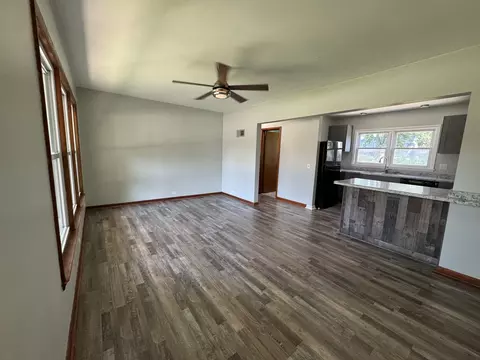 Living - 608 Wallace Ave, Morris, IL 60450 photo 2 of 4