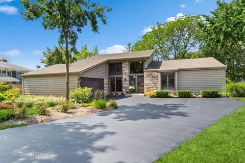 8324 Mending Wall Dr, Woodridge, IL 60517