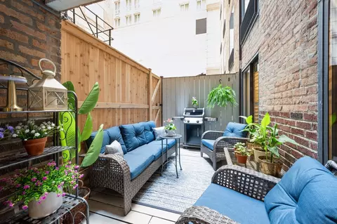Exterior - 40 E Delaware Pl #305, Chicago, IL 60611 photo 1 of 2