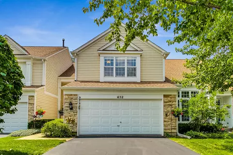 652 N Charter Hall Dr #652, Palatine, IL 60067