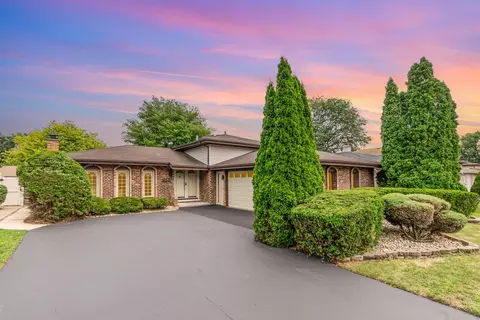 18423 Maple St, Lansing, IL 60438