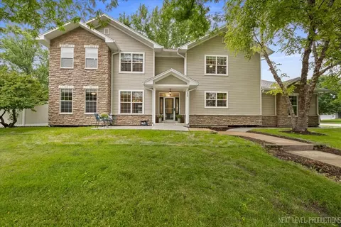 212 West St, Geneva, IL 60134