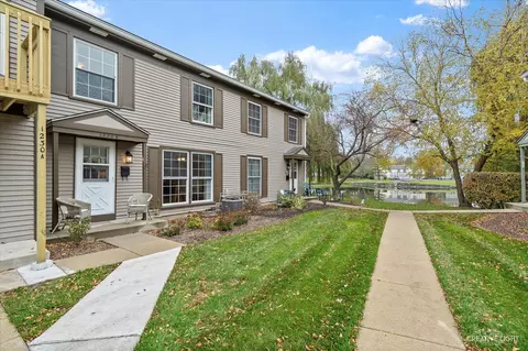 1230 Bunker Hill Ct #B, Wheaton, IL 60189