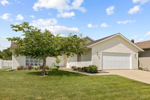 8 Woodridge Ln, Streamwood, IL 60107