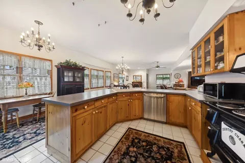 907 N Cross St, Wheaton, IL 60187 photo 17