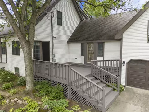 907 N Cross St, Wheaton, IL 60187 photo 2