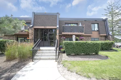 711 S Waterford Rd #2D, Schaumburg, IL 60193