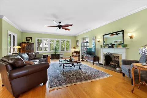 1425 W Juneway Ter, Chicago, IL 60626 photo 5