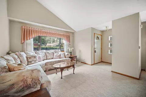 380 Pinehurst Dr, Des Plaines, IL 60016 photo 9