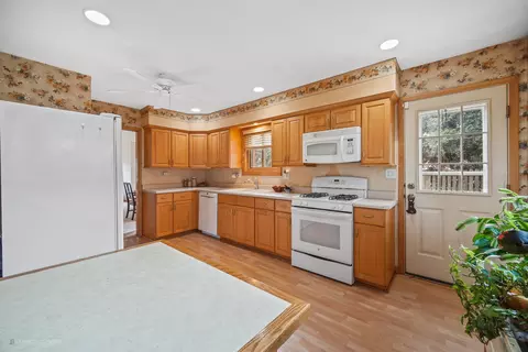 380 Pinehurst Dr, Des Plaines, IL 60016 photo 6