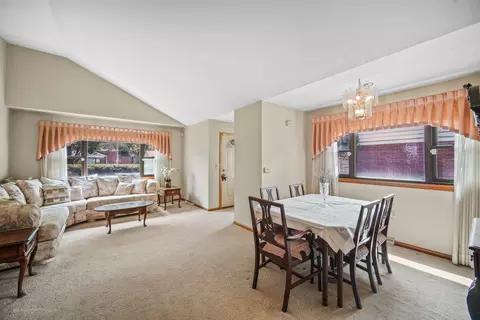 380 Pinehurst Dr, Des Plaines, IL 60016 photo 4