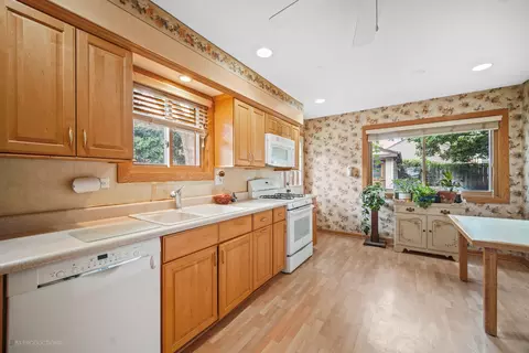 380 Pinehurst Dr, Des Plaines, IL 60016 photo 5