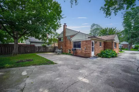 380 Pinehurst Dr, Des Plaines, IL 60016 photo 2