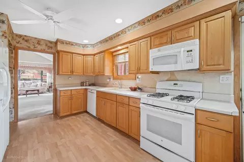 380 Pinehurst Dr, Des Plaines, IL 60016 photo 8