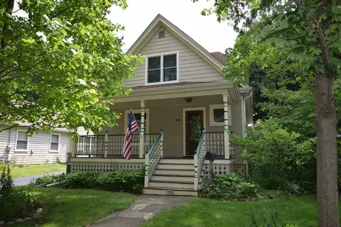 814 N Madison St, Woodstock, IL 60098