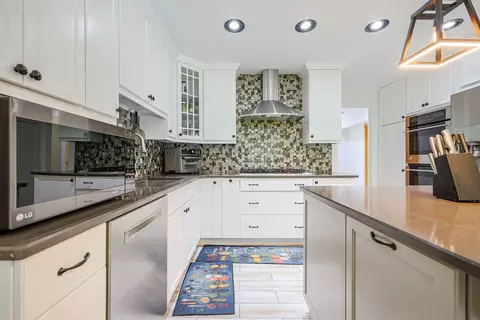 Kitchen - 836 Kent Cir, Bartlett, IL 60103 photo 6 of 10