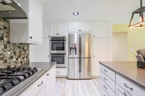 Kitchen - 836 Kent Cir, Bartlett, IL 60103 photo 5 of 10