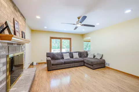 Living - 836 Kent Cir, Bartlett, IL 60103 photo 7 of 7