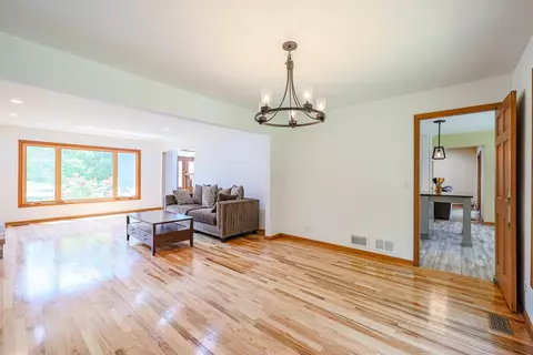 Living - 836 Kent Cir, Bartlett, IL 60103 photo 3 of 7